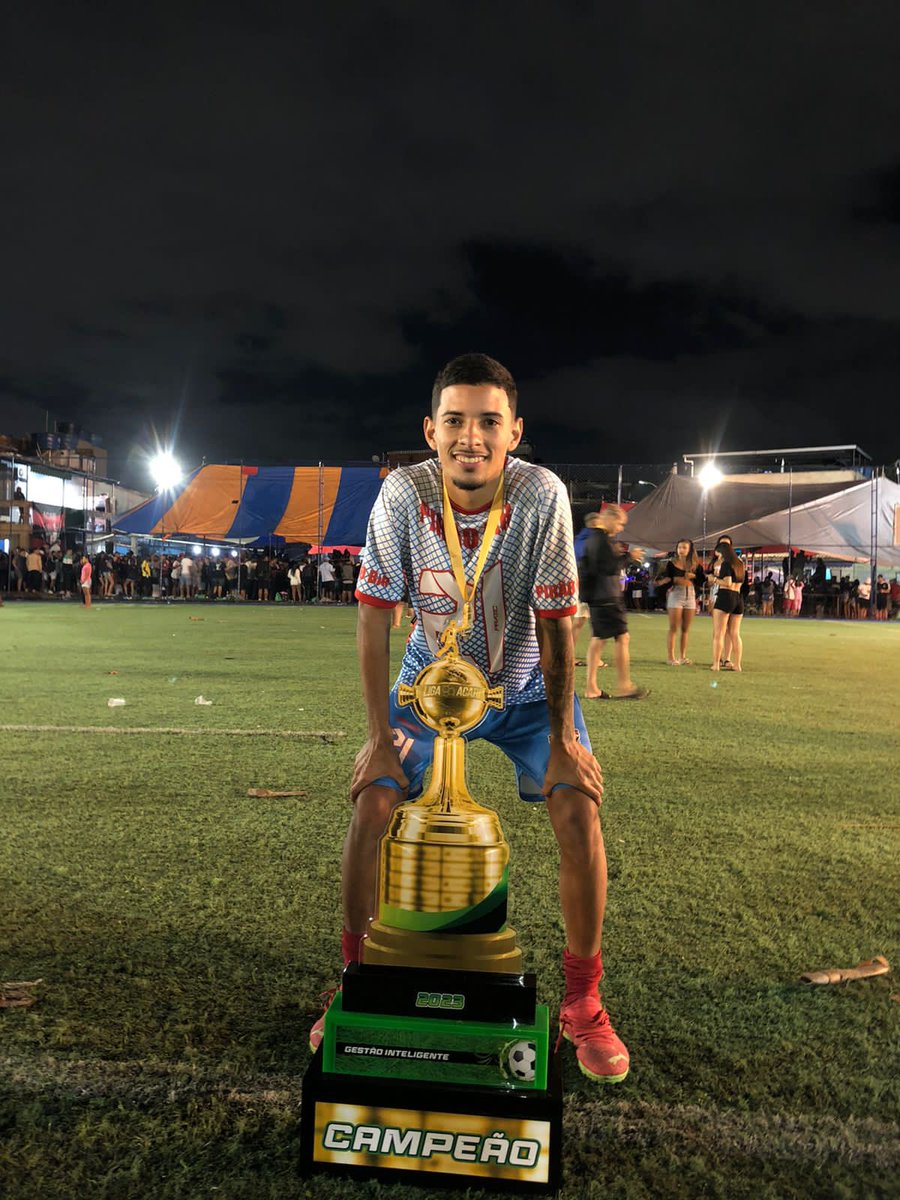 LittleCoutto21's tweet photo. Fui na Disney e bati no Mickey, campeão crlhooo 💙❤️🏆✋🏽😝🤚🏽 https://t.co/3FQYQo7wQR