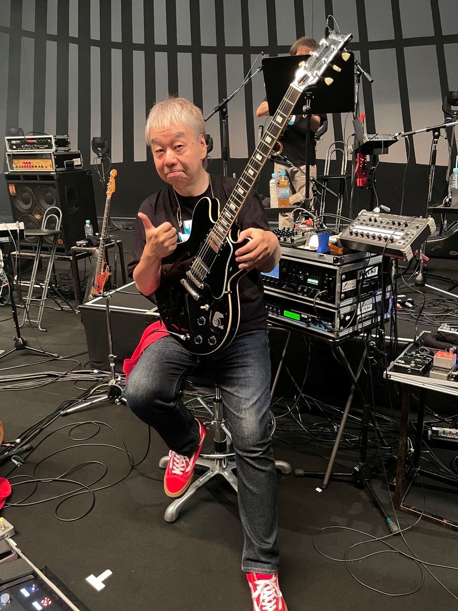 okada_inc's tweet photo. 7/1(土)に行われた「TOSHIKI KADOMATSU Performance 2023 “THE DANCE OF LIFE Ⅱ”」@神奈川県民ホール

鈴木英俊さんの手には #ThreeDotsGuitars のSH Model！
アコギ用ボードには #SOURCEAUDIO のATLAS Compressorの姿が！
そして背後にはAxe-Fx IIIも...！ https://t.co/kHzzoCL1gv