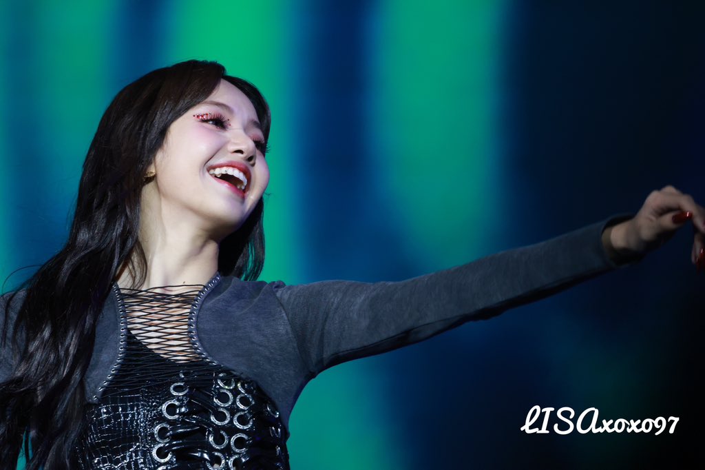 Hug Lisa tweet media