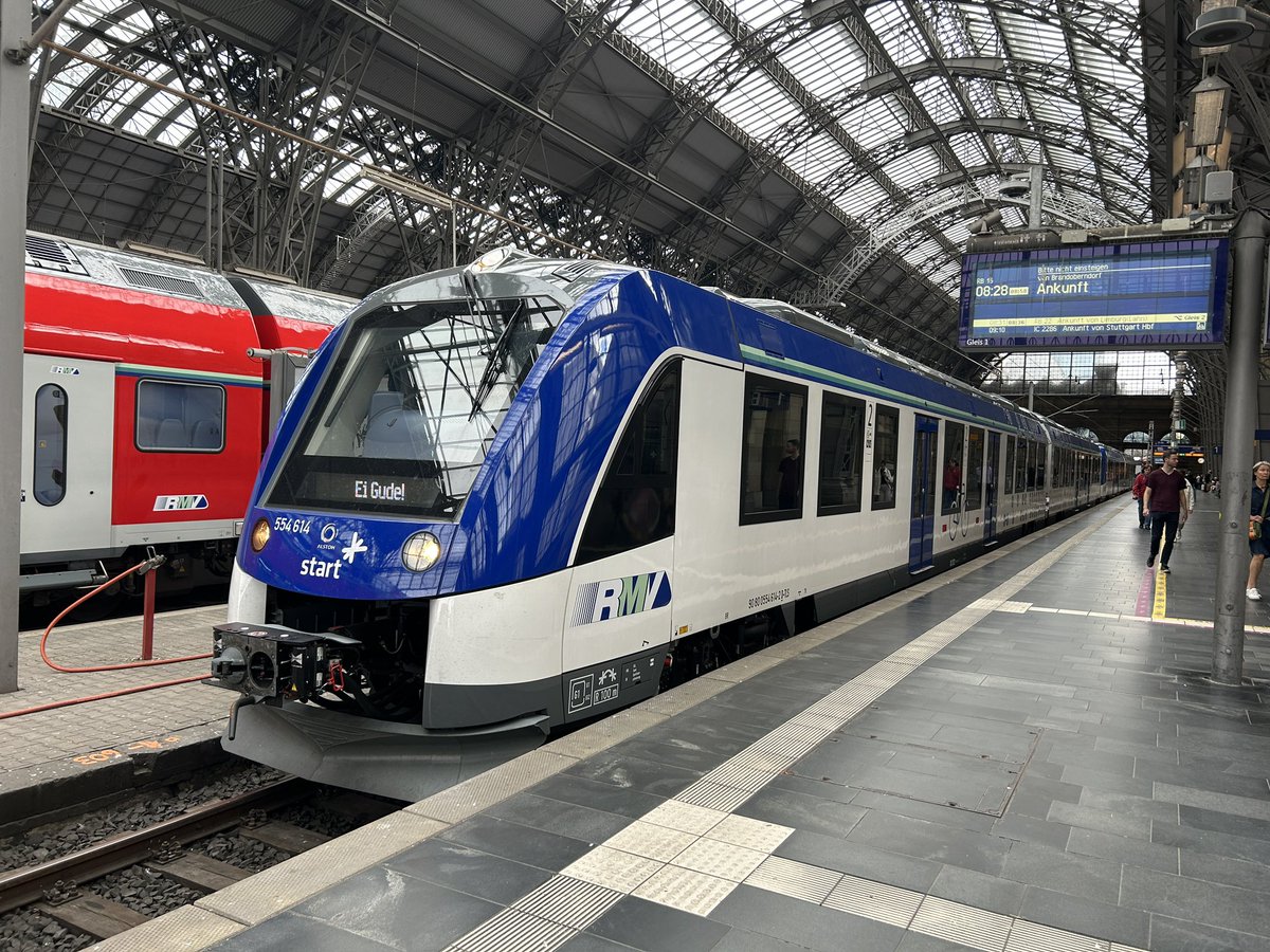 Atzbach's tweet photo. Schöne GrĂŒĂe mit dem Wasserstoffzug aus Frankfurt Hbf #ilint #frankfurthbf #lokfuhrer #wasserstoff https://t.co/Bk5ucBlpEP