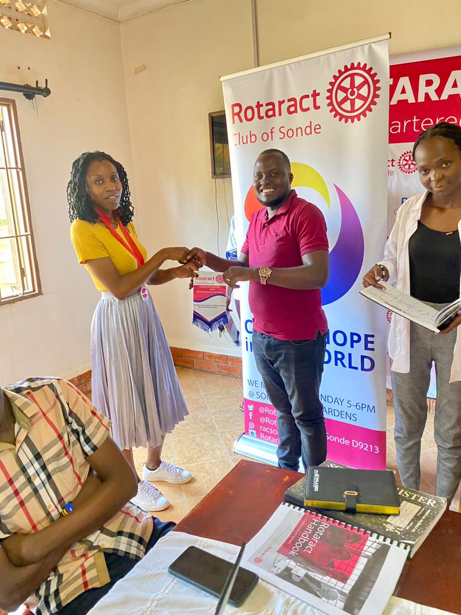 Past President @okadapaoo from @rctmbaleuptown receiving an exchange banner from the Hope President @JKharunda yesterday during DRR @EmmaLukeera 's official in Sonde ✌