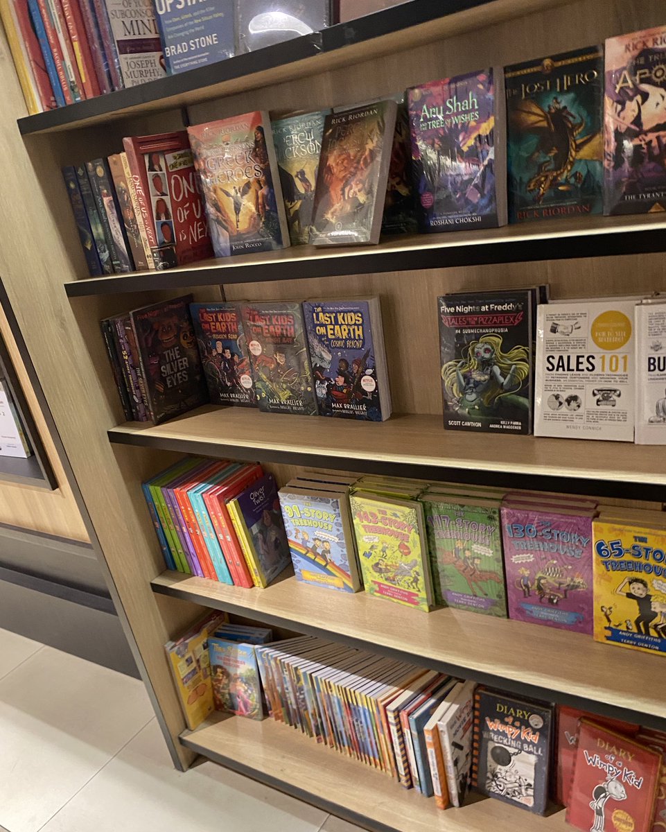 literally fangirling di gramedia sudirman keren bgt maaf ya di kota ku ngga ada yg sekeren ini jd alay terus masnya baik bgt 😞😞😞 dia jual le miserables‼️‼️ tp aku ngga pede bacanya jd gajadi beli 🫠