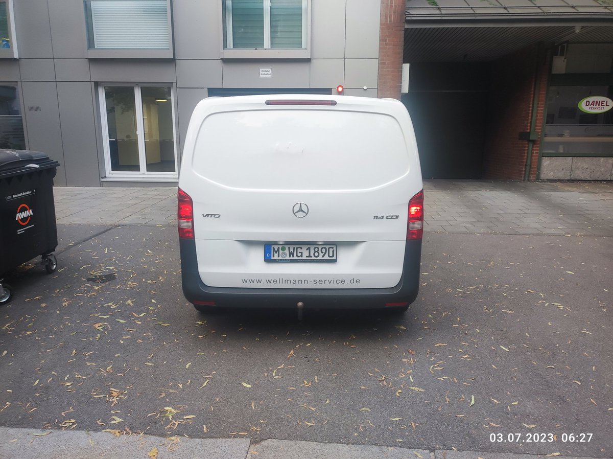AnjaMuc_WtFMIV's tweet photo. Als Mitarbeiter der Firma #Wellmann Service #Muenchen kann man sich schon 5 min auf den #RunterVomRadweg stellen und quatschen u. dabei #Radfahrende  #mdRzA behindern.
Kommt halt nicht gut.
Und wenn Faulheit heißt, statt in die offene Tiefgarage zu fahren o. auf der Fahrbahn zu https://t.co/LSrOlY3O1i