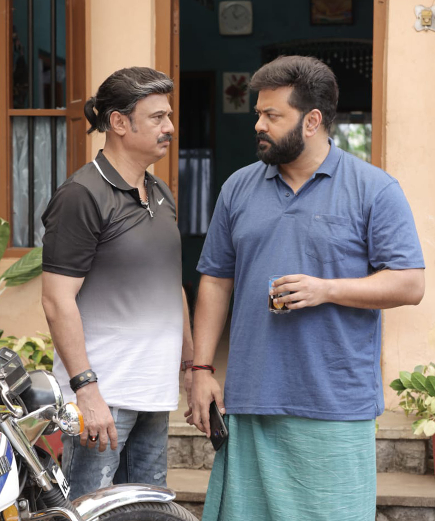baijusanthosh's tweet photo. 'ഞാന്‍ കണ്ടതാ സാറേ' with @Indrajith_S

#njankandathasire #comingsoon #indrajith #alencier #anoopmenon #mallikasukumaran #arya #baijusanthosh #malayalamcinema https://t.co/yoDn47CkRs