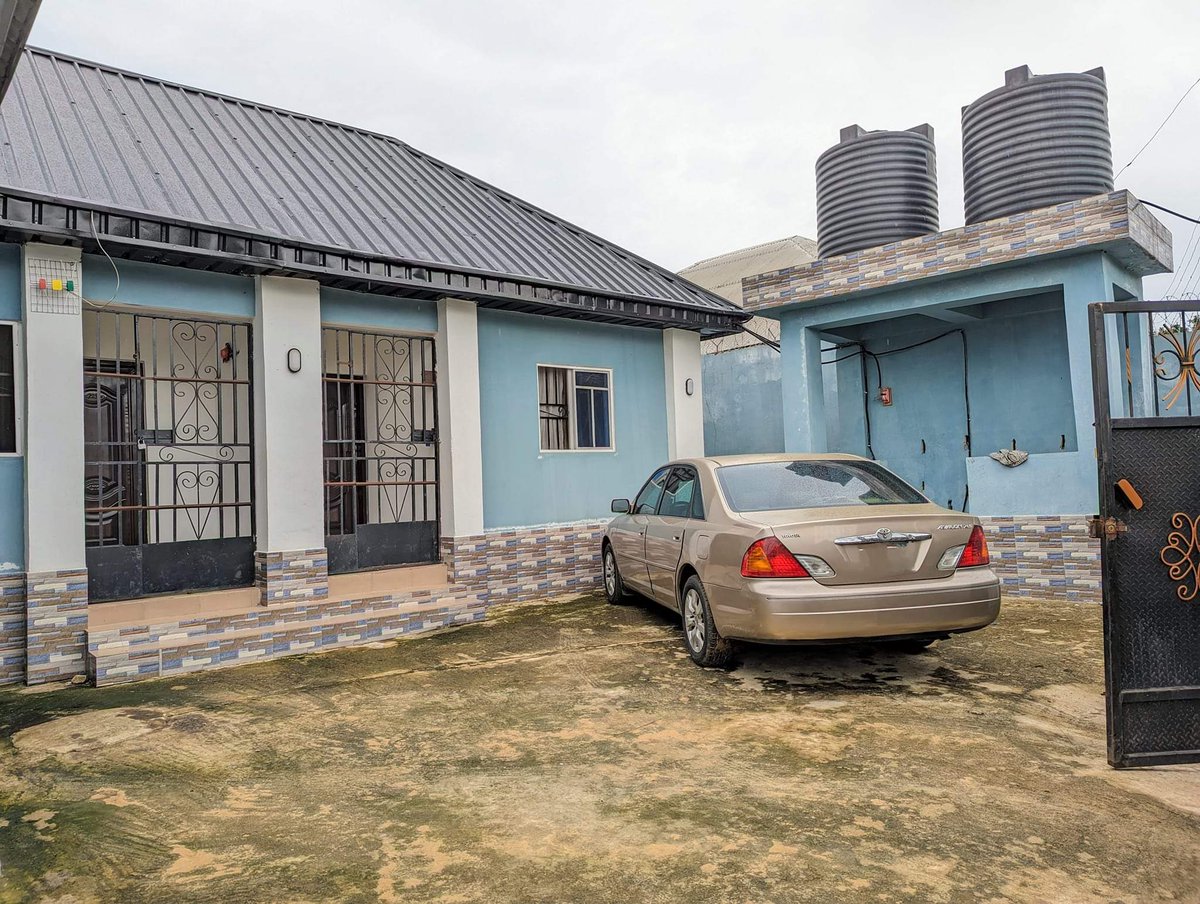Wilsonprops's tweet image. 🏡House for  Sale...

A Property encompassing 3 Units of Selfcontain and 1 unit of  One Bedroom flat is available for sale at Abak Road, By United Evangelical Church Uyo,  Akwa ibom State...

•POP Ceiling
• German floored Compound 
• Good Power Supply