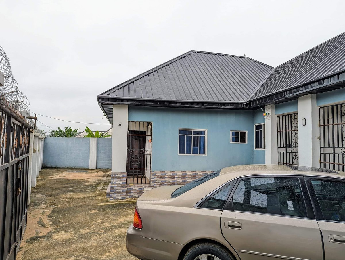 Wilsonprops's tweet image. 🏡House for  Sale...

A Property encompassing 3 Units of Selfcontain and 1 unit of  One Bedroom flat is available for sale at Abak Road, By United Evangelical Church Uyo,  Akwa ibom State...

•POP Ceiling
• German floored Compound 
• Good Power Supply