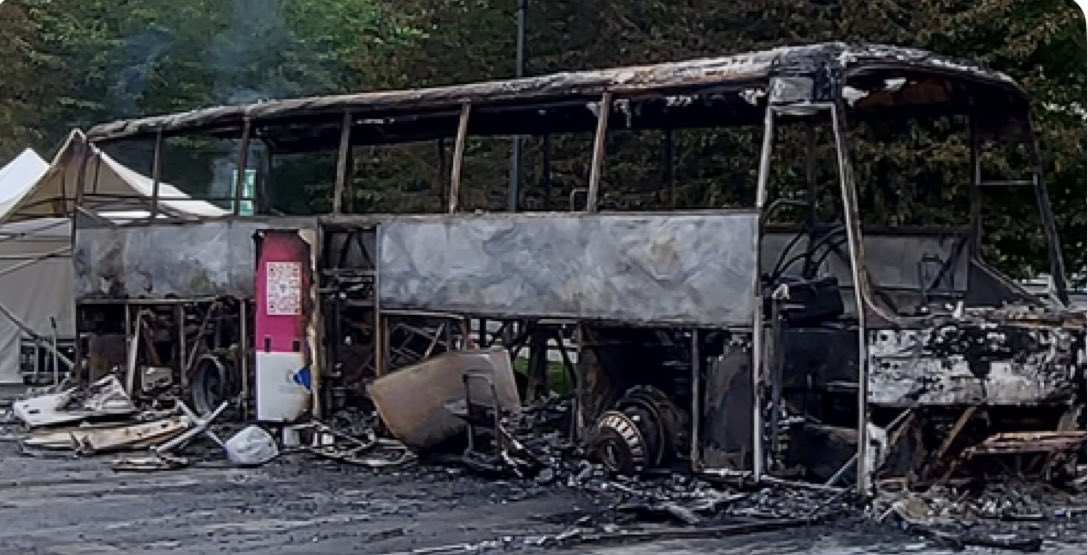 Après des années de travail, voilà dans quel état se retrouve le bus du « Coeur des femmes » à Bobigny. 
Une destruction totale. 
Cet outil permettait de dépister les maladies cardio-vasculaires au plus près des habitantes. 
Mais, grand silence du côté des féministes