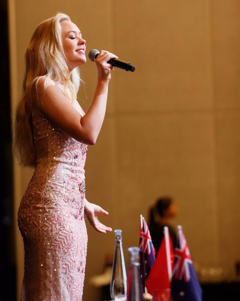 ClaraHelms's tweet photo. In bliss.
Caught in the moment.
Singing from the depths of my soul.
☆
#singer #sydneysinger #voice #Sydney #sydneysinger #australianchinesesinger #chinesesongs #soprano #bliss #caughtinamoment #fulfillment #purpose #gifts #corporateentertainer https://t.co/8Suo82oGCP