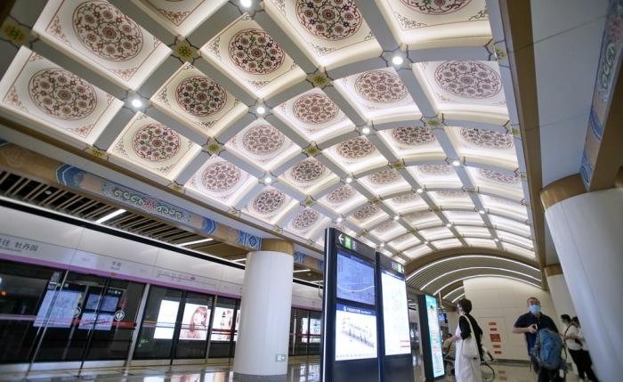 看北京 | 将艺术融入出行路上
The first phase of Beijing Metro Line 19 has been put into operation for more than a month, and the art and architectural art in the subway station have become a👏 #Architectural #envirnoment #DigitalArt #GameArt   
Original: BJ_YouthDaily