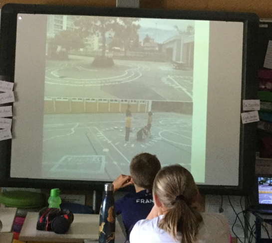Jeudi 29 juin, Anne-Lise, la maman de Colin nous a présenté son métier. Elle est paysagiste conceptrice. C'était très intéressant, elle a aussi fait pratiquer les élèves dans la cour. Merci à elle !