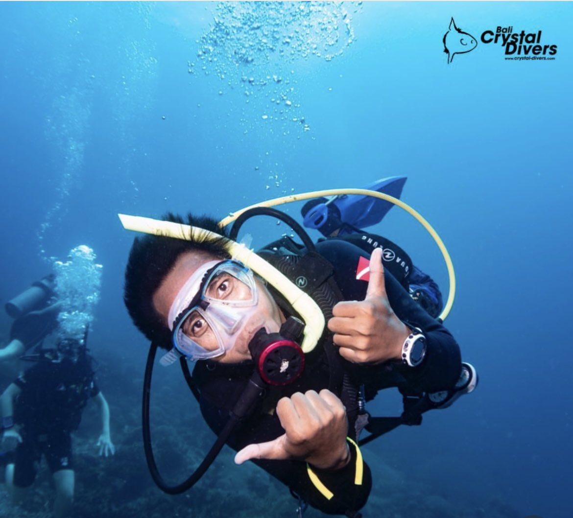 CrystalDivers's tweet photo. 😜🌊 Dive into laughter with Bali Crystal Divers and embrace the joy of silly moments beneath the surface. 

IG📸: balicrystaldivers 

#UnderwaterFun #DiveAndSmile #BaliCrystalDivers #padi #happy #divemaster #fun #Ashes23 https://t.co/Kd0tGn7GBG