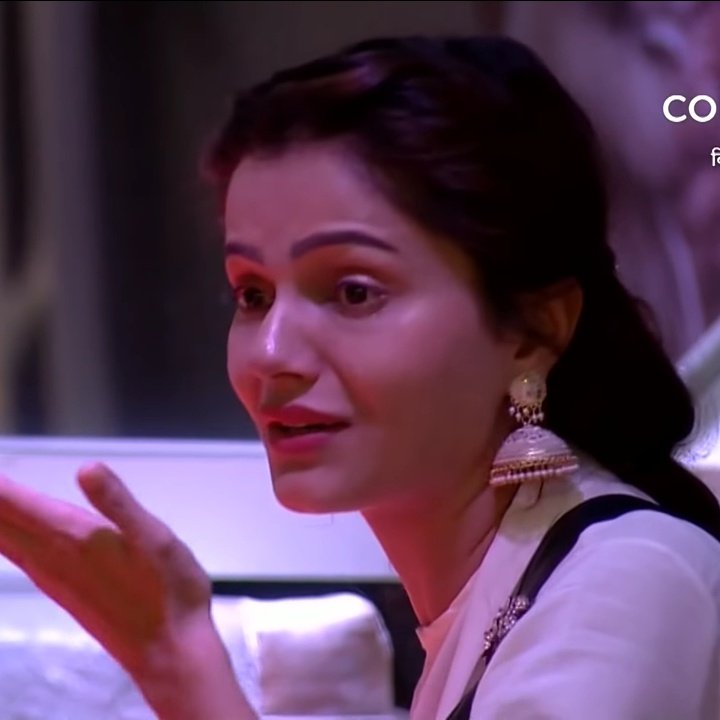 Supported? Man has made her cry throughout the season. By scolding her for taking stand, by making her embarrass through whatsapp controversy, he took jasmin side over her. he supported rubina only agst those by whom he himself was targeted. #rubinadilaik