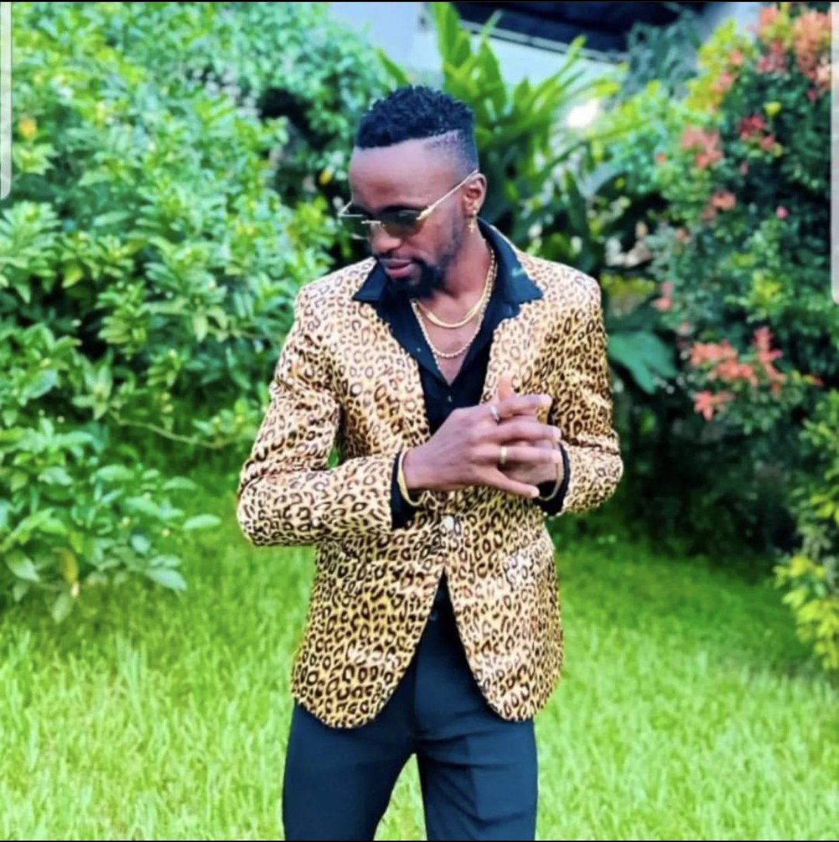 FautiBand's tweet photo. Happy birthday to the most electrifying performer in the land ππ½ππ½ππ½
@deanAfro a.k.a Simba π¦ π π€
Keep the fire burning brother π₯π₯π
#SimbaNation #SlimdaddyCollections #GetYourGrooveOn π https://t.co/nCGSnuudV3