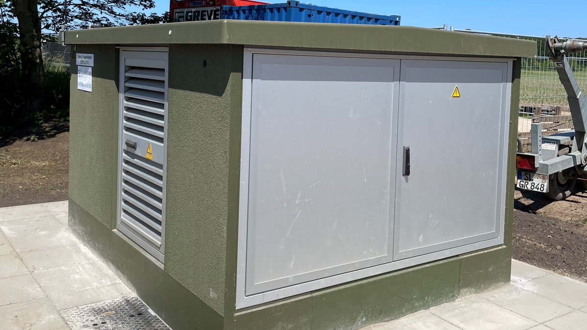 SH_Netz's tweet photo. „Alles im grünen Bereich", meldet unser technischer Leiter zum Fortschritt der Modernisierungsarbeiten in #Satrup. 👍 Dort wird die alte Netzinfrastruktur für die Zukunft gerüstet - für gut 2,5 Mio. €. Alle Infos 👉https://t.co/OLYuKSs6dY #Versorgungssicherheit https://t.co/Sn4Jhl5Ofa