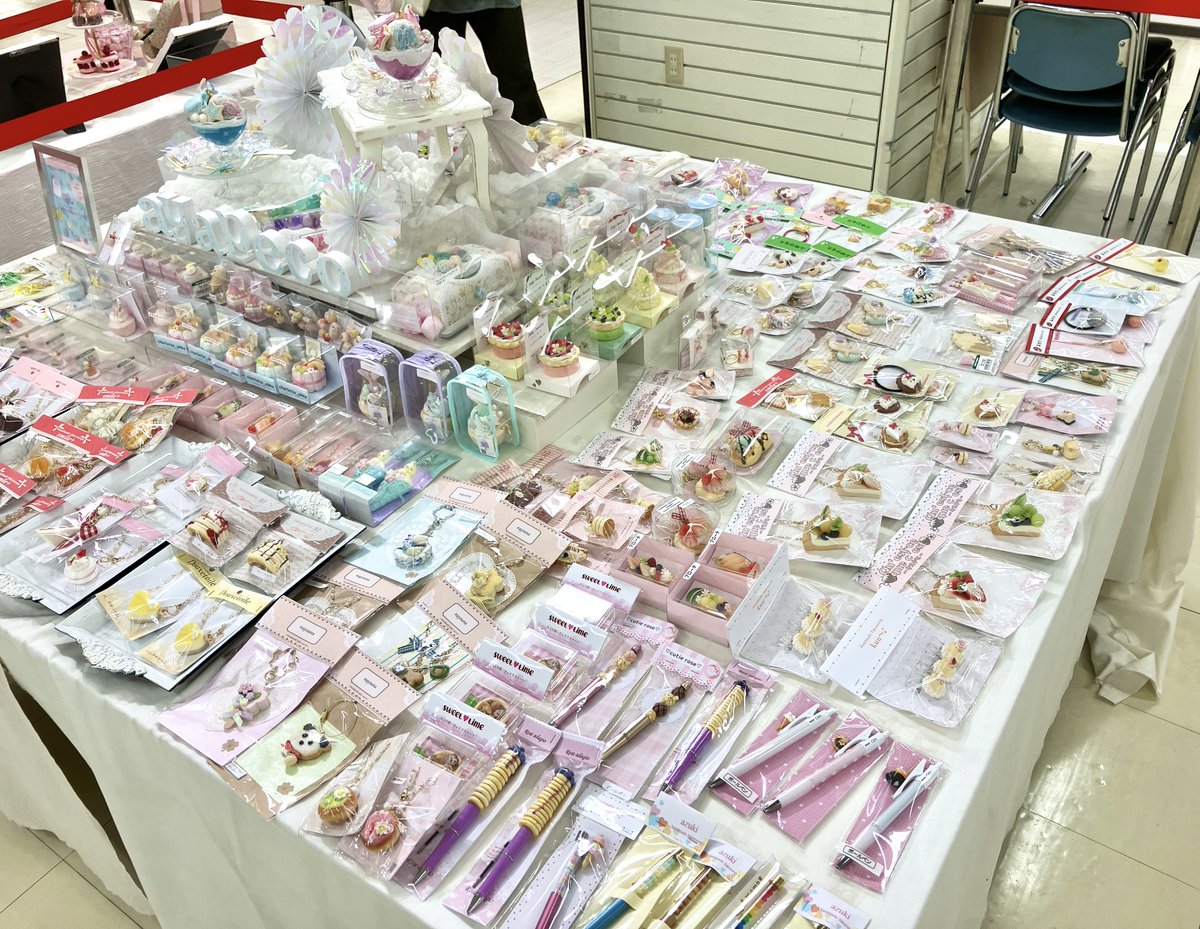 Hands_Nagoya's tweet photo. 【10Ｆ】

「Fancy Sweets Festa！」開催中🍰🍩🍭

粘土でつくる本物みたいな可愛いスイーツ、新入荷商品も随時登場していますよ！
あなただけのお気に入り見つけてください😍

7/6(木)まで（最終日17:00閉場）

#あやぺこ　#フェイクスイーツ https://t.co/noY0DVztzJ