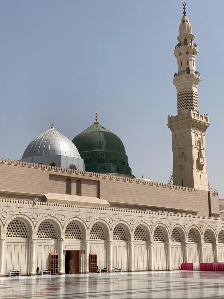 askourimam's tweet photo. Dear pilgrim,

Your journey is incomplete until you visit our beloved prophet ﷺ - his resting place, Masjid Nabawi, graveyard nearby, Masjid Quba, Mount Uhud &amp; local historical sites/museums. When you go there, convey our greetings to Him ﷺ. Short clip:
https://t.co/khOGso8H6I https://t.co/IkwhM8fww0