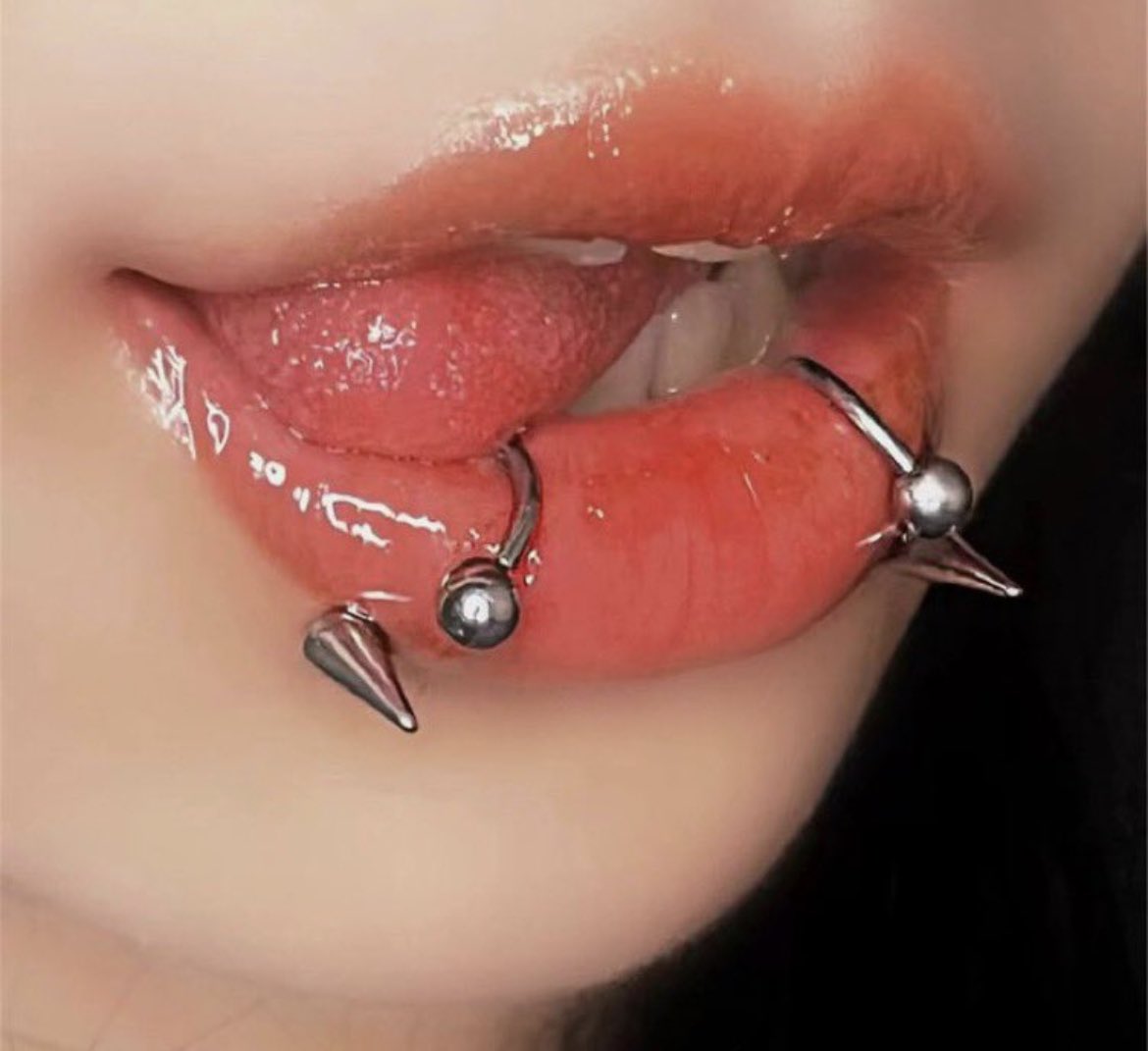 1960blonde's tweet photo. ⠀⠀

     ii.   himiko  also  has  many
     piercings  .    she  has  
     snake  bites  ,    many  ear
     piercings  (    both  ears  )  ,
     septum  piercing  ,    both  sides
     of  her  nose  pierced  with  a
     chain  and  a  vertical  labret  .
     ⠀⠀ https://t.co/5EnAKkk2Zg