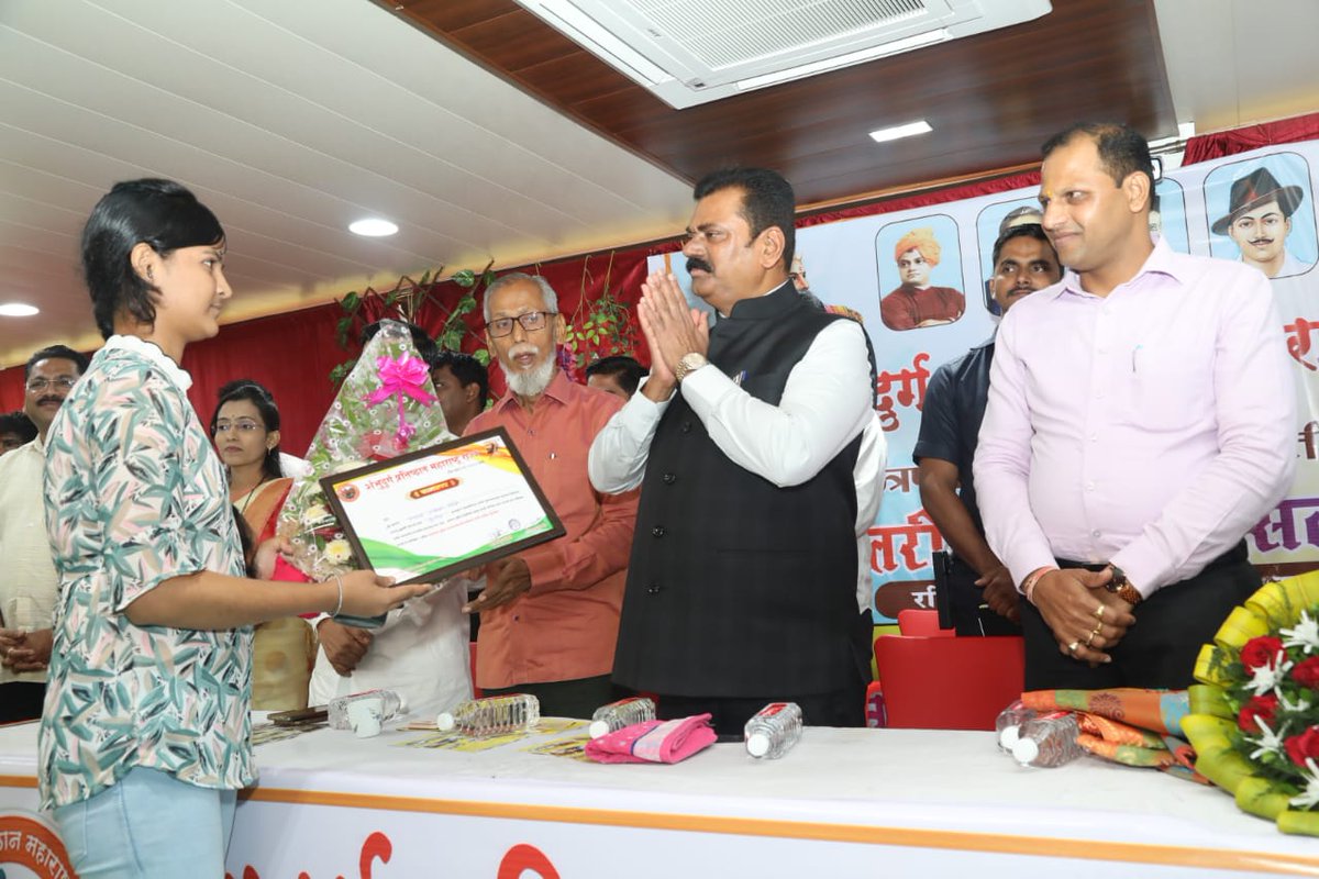 KapilPatil_'s tweet photo. या वेळी भाजपाचे तालुकाध्यक्ष भास्कर जाधव, श्रीकांत गायकर, रंगनाथ काठोले, रामदास राव, प्रतिष्ठानचे संस्थापक अध्यक्ष आदेश चौधरी, कार्याध्यक्ष नितीन देसले, चंद्रकांत चंदे, अमोल शेलार, दिनेश तारमाळे, संजय चौधरी आदींची उपस्थिती होती.
#modi9 #bjp #mumbai https://t.co/Wv0pqdHlDy