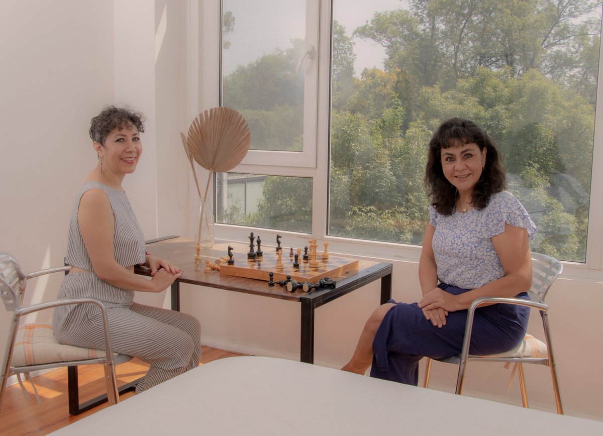 Thelma y <a href="/MireyaEVega/">Mireya Elisa Vega N</a>  calculando los movimientos para el próximo Entremés.