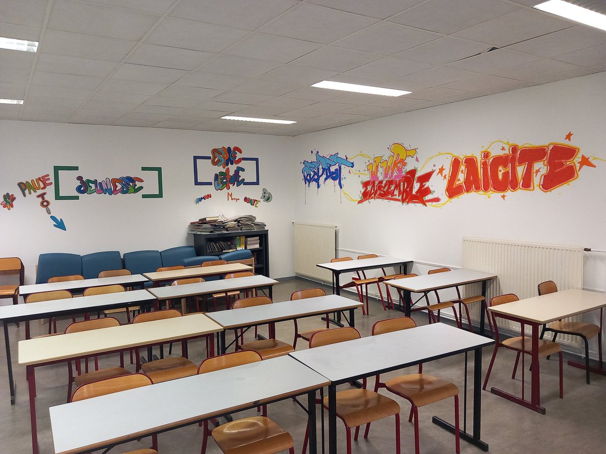 ClgCantelauze's tweet photo. Les élèves de l'atelier "graff" ont refait la décoration de la salle d'étude.
#collegeartistique https://t.co/yoM75GY6Vn