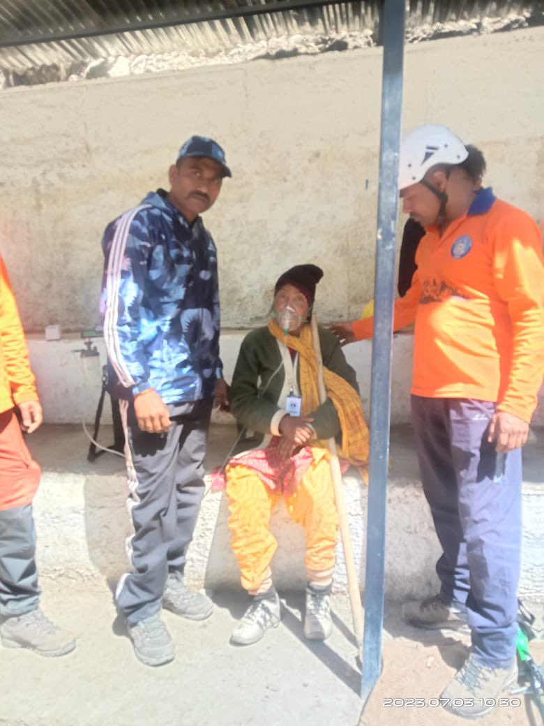Shri Amarnath Ji Yatra, Day-3. Mountain Rescue Team #MRT of Srinagar Sector #CRPF reached out to an elderly lady from West Bengal, in respiratory distress &amp; administered oxygen to her. She was climbing down from #HolyCave when she suffered breathlessness. #SANJY2023 <a href="/JKZONECRPF/">J&K ZONE</a>