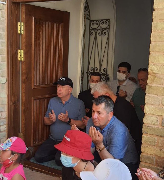 umitozdag's tweet photo. Dün Madımak katliamını anmam üzerine Sosyal medyada garip bir koalisyon bana ve Zafer Partisi’ne “Alevi düşmanı, Madımak’ı yakan zihniyetin temsilcisi, Madımak katliamını araştırmak için verilen önergeye  TBMM’de red oyu veren” suçlamaları ile saldırdı. Bir kısmı da cemevlerinin ibadethane olmasına itiraz ettiğimi ileri sürdü. Genel Merkez’de sosyal medya uzmanlarımız saldırıyı Vatan Partisi, İmamoğlu, FETÖ, HDP trollerinin yaptığını tespit etti. Öncelikle TBMM’de Madımak araştırma önergesi HDP tarafından verilmiş ve açık oyla AKP, İYİ Parti ve MHP’nin hayır oyu vermesi ile reddedilmiş. Ben orada mıydım hatırlamıyorum. Orada olsaydım red oyu verirdim. HDP gibi binlerce alçakça katliamı “savaşta böyle şeyler olur” diyerek onaylayan bir yapının ahlaken böyle bir önerge verme hakkı yoktur. Bu önergeyi CHP/AKP verseydi “kabul” oyu verirdim. Gelelim Sivas’ta ne olduğunu çok merak eden İmamoğlu trollerine: Gençler, dönemin Sivas Bekediye Başkanı iken itfaiyeyi yangına geç yollayan Temel Karamollaoğlu’na sorsaydınız “Ne oldu Sivas’ta?” diye, Temel bey size anlatırdı. Cemevleri 1000 yıldır ibadethanedir. Ve resmi statüsü de ibadethane olmalıdır. Benim karşı çıktığım “ Alisiz Alevilik” ve “Mezopotamya Aleviliği” uydurmaları ile PKK ve DHKPC’nin sözde cemevi özde örgüt evlerine cemevi statüsü verilmesidir. Türkmen Alevilerinin cemevlerinin statüsü benim açımdan tartışma dışındadır. Üstelik Zafer Partisi, Anıtkabir’den yola çıkmış, Türkistan’da Hoca Ahmet Yesevi türbesinden aldığı toprağı Hacı Bektaş Veli’nin türbesinin önüne 850 sene sonra getirip karadut ağacının dibine serperek mücadeleye başlamıştır. O karadut ağacı meyve verdikçe Türk Milleti Anadolu’da egemen olacaktır der efsane. Özetle, Zafer Partisi “Ne mutlu Türk’üm diyene” diyebilen herkesin partisidir. @zaferpartisi