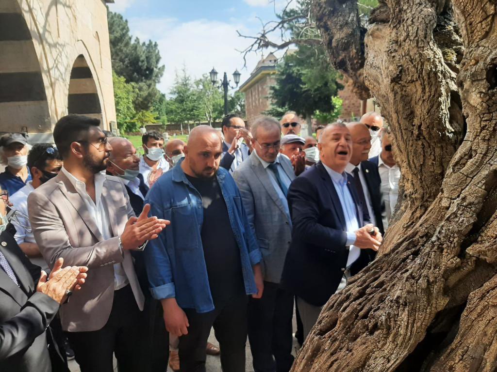 umitozdag's tweet photo. Dün Madımak katliamını anmam üzerine Sosyal medyada garip bir koalisyon bana ve Zafer Partisi’ne “Alevi düşmanı, Madımak’ı yakan zihniyetin temsilcisi, Madımak katliamını araştırmak için verilen önergeye  TBMM’de red oyu veren” suçlamaları ile saldırdı. Bir kısmı da cemevlerinin ibadethane olmasına itiraz ettiğimi ileri sürdü. Genel Merkez’de sosyal medya uzmanlarımız saldırıyı Vatan Partisi, İmamoğlu, FETÖ, HDP trollerinin yaptığını tespit etti. Öncelikle TBMM’de Madımak araştırma önergesi HDP tarafından verilmiş ve açık oyla AKP, İYİ Parti ve MHP’nin hayır oyu vermesi ile reddedilmiş. Ben orada mıydım hatırlamıyorum. Orada olsaydım red oyu verirdim. HDP gibi binlerce alçakça katliamı “savaşta böyle şeyler olur” diyerek onaylayan bir yapının ahlaken böyle bir önerge verme hakkı yoktur. Bu önergeyi CHP/AKP verseydi “kabul” oyu verirdim. Gelelim Sivas’ta ne olduğunu çok merak eden İmamoğlu trollerine: Gençler, dönemin Sivas Bekediye Başkanı iken itfaiyeyi yangına geç yollayan Temel Karamollaoğlu’na sorsaydınız “Ne oldu Sivas’ta?” diye, Temel bey size anlatırdı. Cemevleri 1000 yıldır ibadethanedir. Ve resmi statüsü de ibadethane olmalıdır. Benim karşı çıktığım “ Alisiz Alevilik” ve “Mezopotamya Aleviliği” uydurmaları ile PKK ve DHKPC’nin sözde cemevi özde örgüt evlerine cemevi statüsü verilmesidir. Türkmen Alevilerinin cemevlerinin statüsü benim açımdan tartışma dışındadır. Üstelik Zafer Partisi, Anıtkabir’den yola çıkmış, Türkistan’da Hoca Ahmet Yesevi türbesinden aldığı toprağı Hacı Bektaş Veli’nin türbesinin önüne 850 sene sonra getirip karadut ağacının dibine serperek mücadeleye başlamıştır. O karadut ağacı meyve verdikçe Türk Milleti Anadolu’da egemen olacaktır der efsane. Özetle, Zafer Partisi “Ne mutlu Türk’üm diyene” diyebilen herkesin partisidir. @zaferpartisi