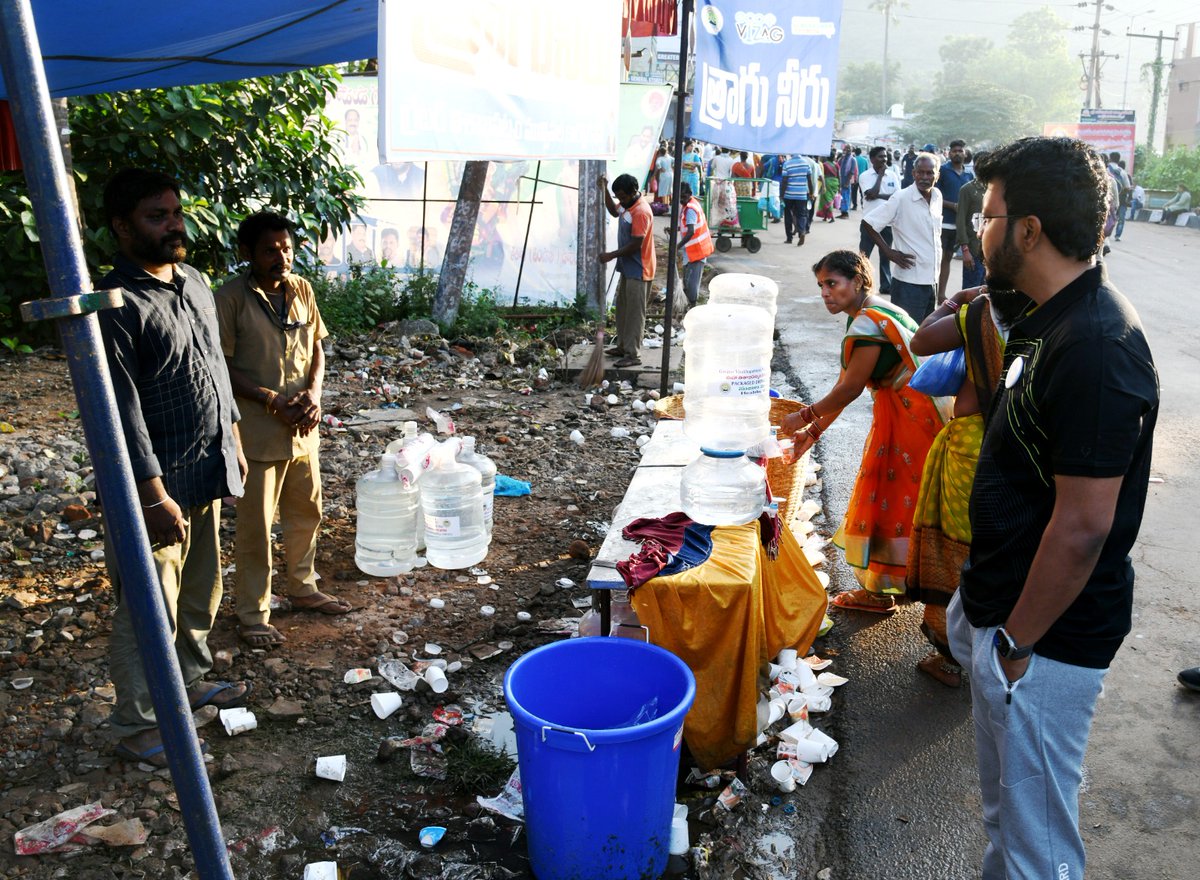 GVMC_VISAKHA's tweet photo. Commissioner GVMC CM Saikanth Varma IAS inspected the stretch along the Giri Pradakshina route. Instructed the sanitation staff to clear the garbage immediately.

#SwachhSurvekshan2023 
#SwachhSurvekshan2023Visakhapatnam 
#VisakhaSwachhSankalpam 
#VizagSaysNotoPlastic 
#EcoVizag 
#ISupportEcoVizag 
#GiriPradakshina 
#RRR4LIFE 
#IndiaVsGarbage 
#ChooseLiFE 
@AndhraPradeshCM 
@AudimulapSuresh 
@GHVKumariMayor 
@CDMA_Municipal 
@SwachhBharatGov 
@SwachhaAndhra 
@SwachSurvekshan 
@swachhbharat 
@MoHUA_India 
@AmritMahotsav 
@pibvijayawada