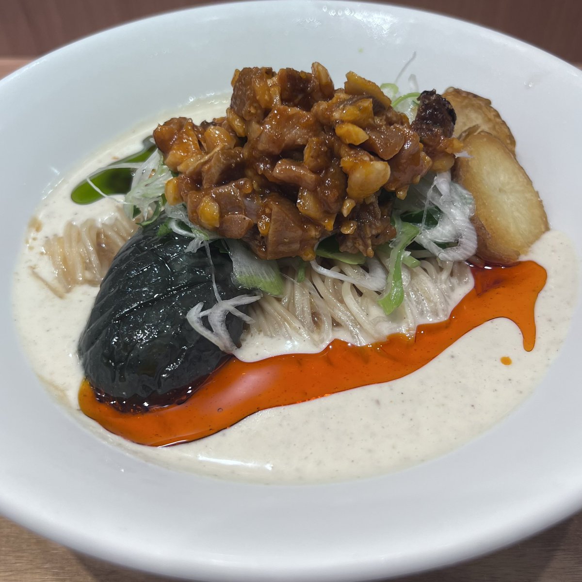 jun0419's tweet photo. #トーキョーニューミクスチャーヌードル八咫烏chikarabo
#ラーメンwalkerキッチン
#所沢サクラタウン

なんとか最終日に滑り込んだ感じ。
冷やし坦々麺と特製醤油を頂き、久しぶりの至福タイム(≧∀≦)
冷やし坦々麺激ウマ😍、特製醤油は更に進化してませんか? https://t.co/HGeCGf6YsU