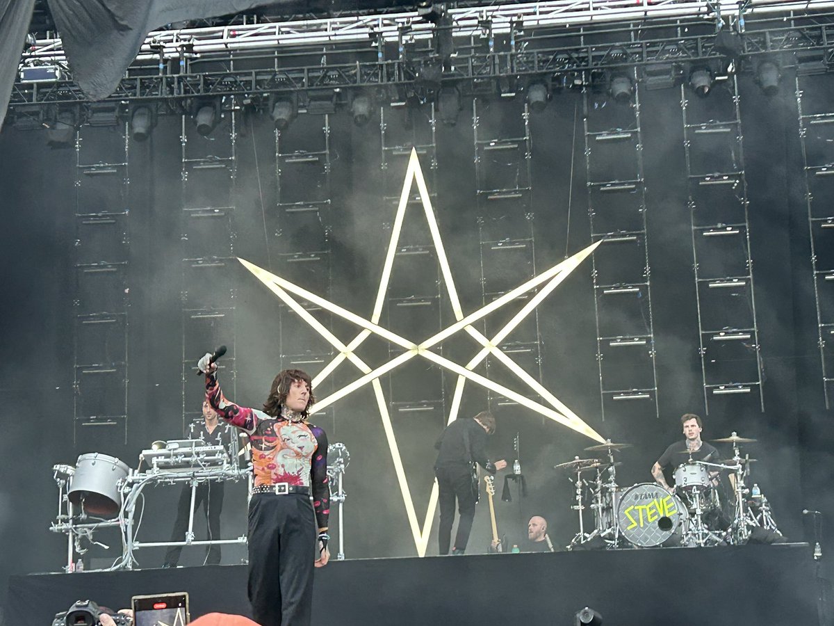 Jossosaurus's tweet photo. BMTH tonight was SICK. didn’t lose my glasses. didn’t fall down. did almost get stomped all over bc I didn’t get up from the rowing pit fast enough but yknow, you can’t win ‘em all. shout out to jay for buying me this ticket when i was doubting buying it myself. so worth it. https://t.co/Ur32lPCdCL