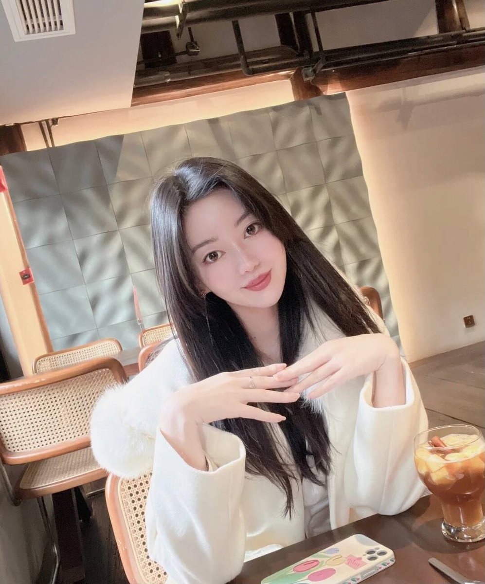 Woman, you worked so hard, not to marry the wishful man of the secular legend; you are so good, not to be a mother for the baby, you never owe others a relationship, and you don’t owe anyone a child, you only owe I look happy.