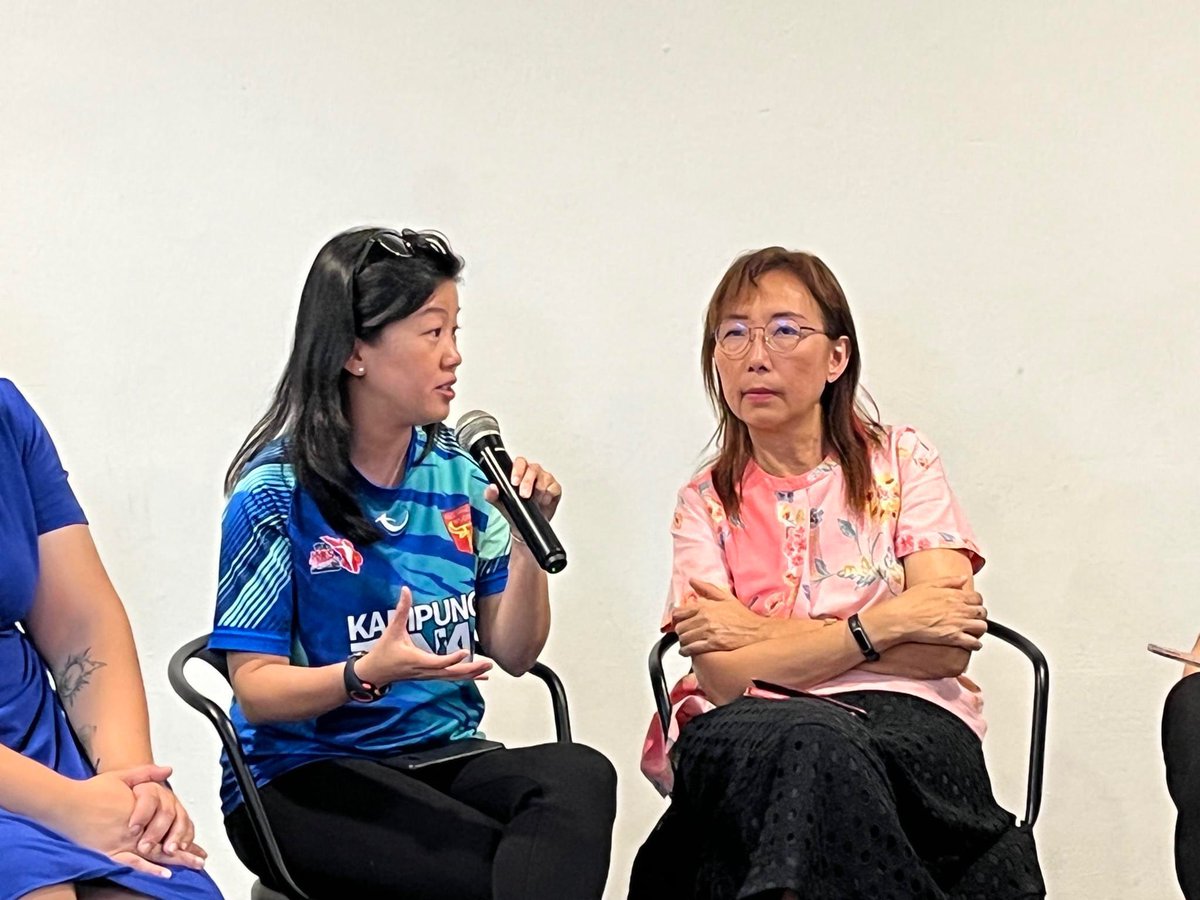 LimYiWei4MY's tweet photo. Saturday afternoon well spent scheming over #Politiko with YB @teresakok,  @nalinadap, and @ainhsaifulnizam 😈🃏. Being on a panel discussing women in politics was also enlightening! To breaking more barriers and ensuring the political space is safe and conducive for women ✊🌹 https://t.co/bGOGMrtPiW