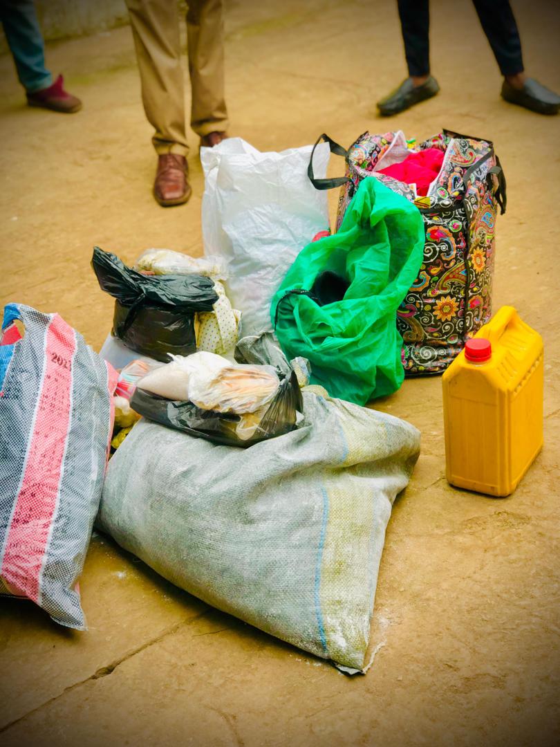 lusala_esther's tweet image. Le 30/06 dernier les u-reporters de Mbanza-Ngungu avait assisté les villageois de kimbongo qui ont été chasser de leur village et vivent désormais dans le bureau de Secteur de Boko. Si vous ne pouvez pas nourrir une centaine de personnes, n'en nourrissez qu'une.
@ureport_rdc