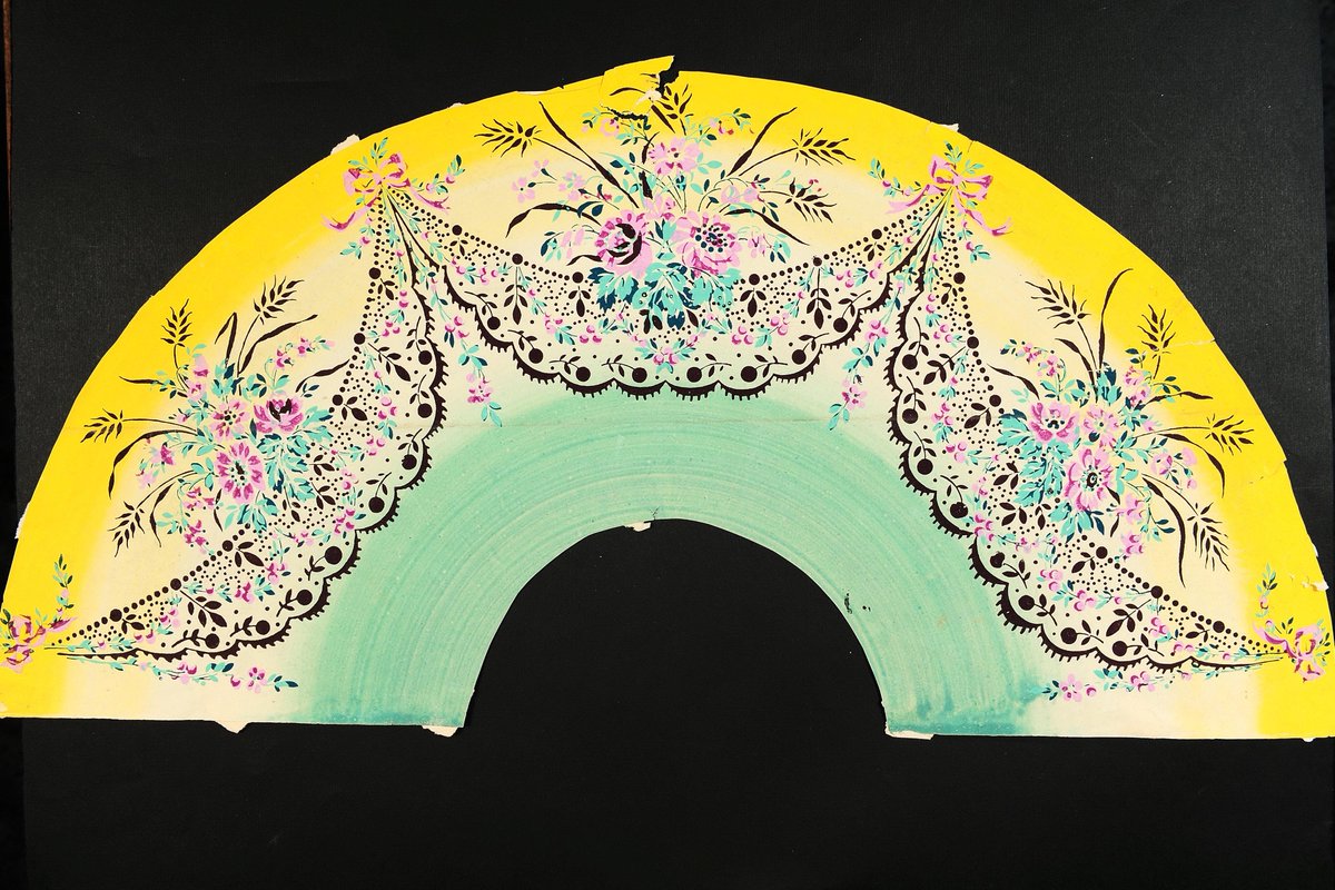 L'été est là, il est temps de ressortir vos éventails. 
Des motifs ornementaux aux dessins plus délicats, il existe toute une panoplie de modèles pour éventails sur Gallica. Alors, quel est votre préféré ? 
👉 c.bnf.fr/Sjn