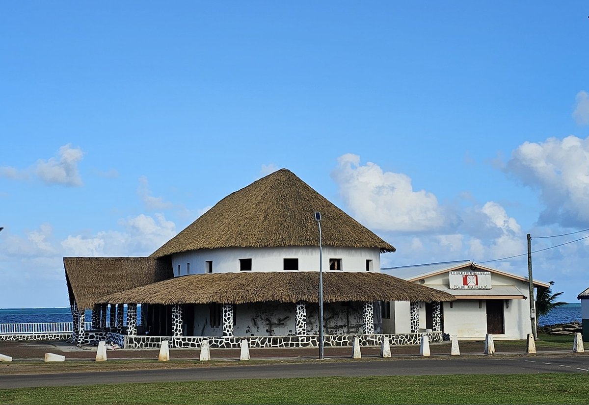 Juste après l'atterrissage à #Wallis,  je me présente au Lavelua, Sa Majesté Patalione Kanimoa, souverain du royaume coutumier d'Uvéa.

Just after landing in #Wallis, I pay my courtesy call on Lavelua, His Majesty Patalione Kanimoa, Sovereign of the Customary Kingdom of Uvea.