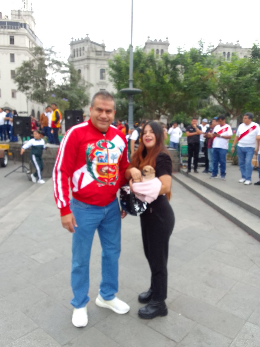 martinfiera's tweet photo. En virolo Director de la Dircote con la Pestilencia, con razón cuando van a los eventos a causar caos y violencia la policía no va a reprimirlos los acompaña y protege, grave que la policía adopte posiciones en defensa del hampa. https://t.co/o5j8n67w63