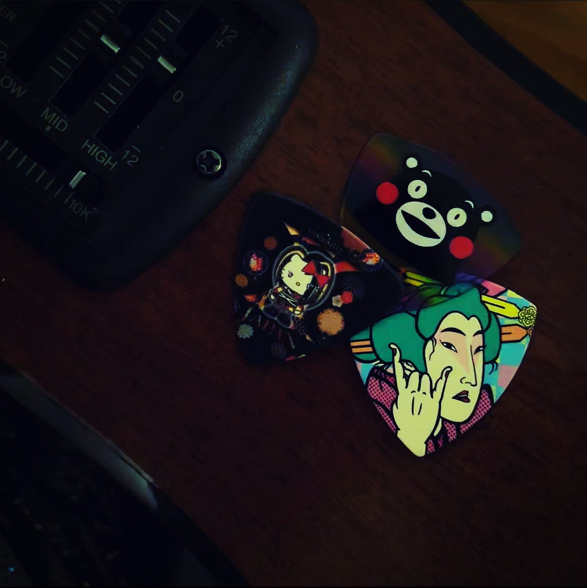 pubescult's tweet photo. i dont use picks but i will now — thank you esther🖤 https://t.co/I8vRzlkuv6