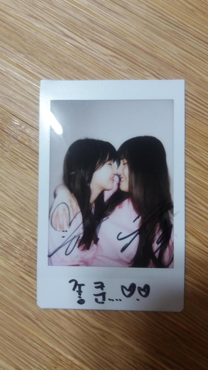 kpop moments that could kill a sapphic (@kpopsapphic) on Twitter photo 