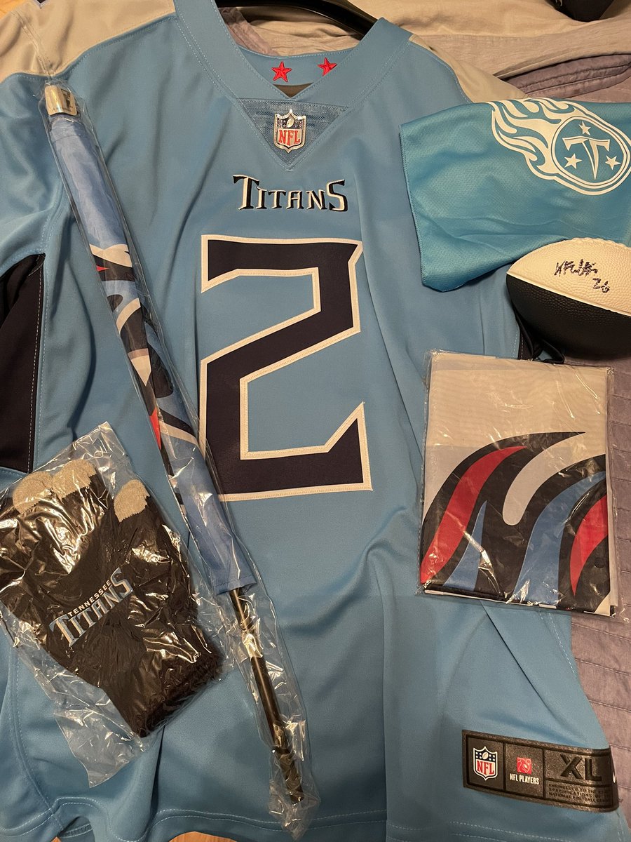 PAULOLDENBURG11's tweet image. GIVEAWAY ALERT 
This will be my first of many giveaways lets see how it goes i have purchased  a Julio Jones jersey from the titans store its a XL plus a football signed bye Kristian Fulton and flag +more winner will be chosen on the 4th follow and retweet Titans fans only #TFUP