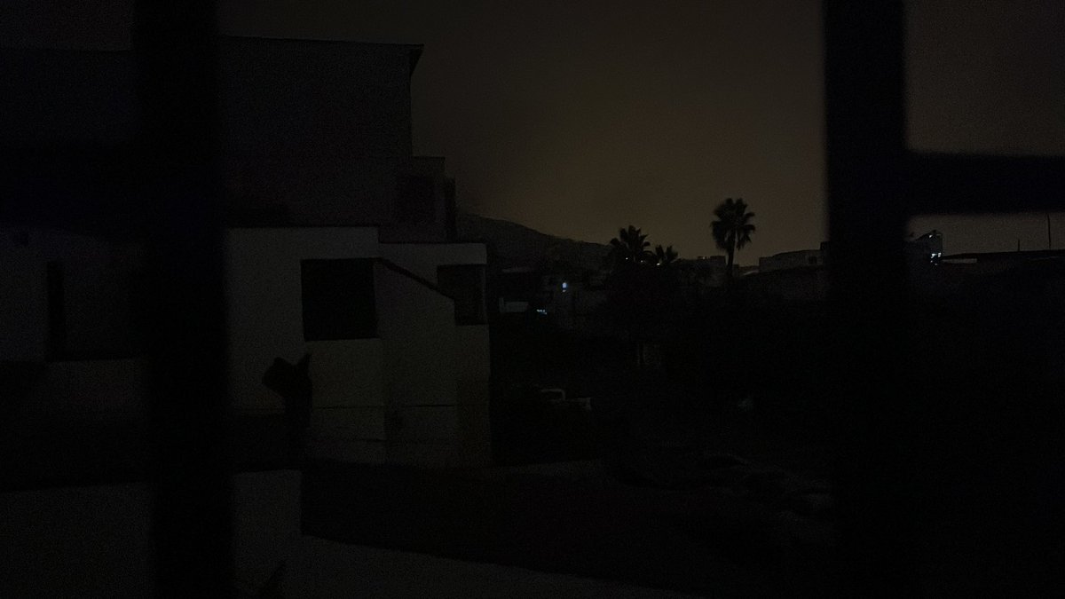 RBroncales's tweet photo. Sin luz en Santiago de Surco, saben que a pasado? #luzdelsur https://t.co/ZOOQe94DMS