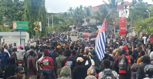 bangsat1667707's tweet photo. Kita hanya jalan dengan secara aksi damai, tetapi merekalah yang datang dengan ribuan pasukan militer kolonial indonesia  untuk menangkap kami, hanya demi mempertahankan( NKRI HARGA MATI ) ❌ 
Papua melanesia√ 🌹🇨🇺✊ https://t.co/QuaLVrJ6Z7