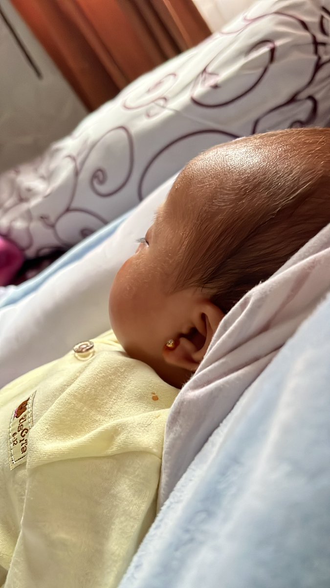 anganayu's tweet photo. Tinggal seminggu aja bisa tidur2 manjah sama bayik, next week mulai bekerjah kita😑😑 https://t.co/hj8N3Ht1PJ