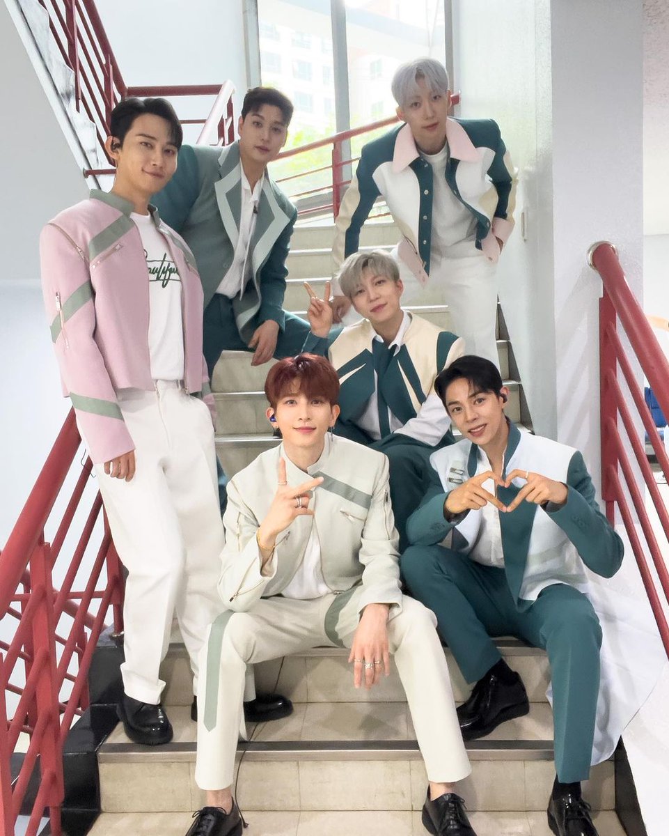 UkissPeruFans's tweet photo. [💋INSTAGRAM] 230702 U-KISS Instagram Update

[TRAD]
Gracias a su gran apoyo y amor, U-KISS también brilló en el escenario hoy✨
Quiero ir con mi corazón KISSme 〰️💕
#UKISS #유키스 #PLAYLIST #갈래! #TheWonderfulEscape
https://t.co/Q07VBp2blS

Cr: ukiss_official https://t.co/mzlbFeQ9fR