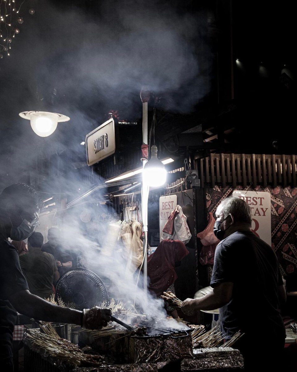 Did you know that Lau Pa Sat, the first wet market in #Singapore, has been around for almost 200 years? 😲 It was commissioned by Sir Stamford Raffles and today remains a distinctive landmark in the Central Business District.

📷:  jlostpixel, 30mm_john, he.sim (IG)
