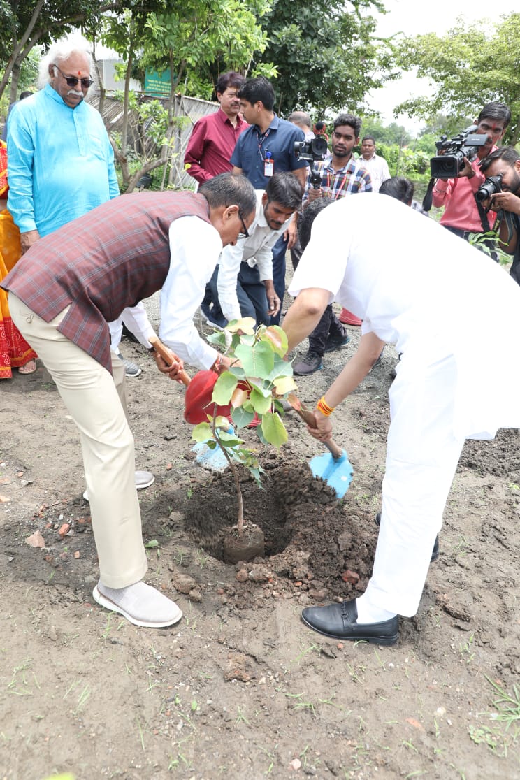 LokendraParasar's tweet image. जन्मदिन के उपलक्ष्य में आपके साथ वृक्षारोपण करना पीढ़ियों के लिए पर्यावरण संरक्षण की अभूतपूर्व प्रेरणा है @ChouhanShivraj भाईसाहब।
आपका अगाध आशीष अक्षुण्य बना रहे ,प्रभु से इतनी ही विनती है