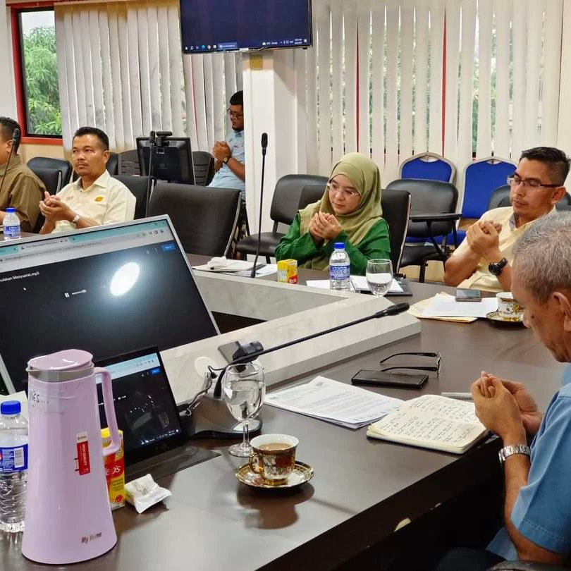 JKRMelaka's tweet photo. Pengarah Kerja Raya Melaka Datuk Ir. Ismail bin Abd Rahman pagi ini memulakan kerja di pejabat dengan nyanyian Lagu Negaraku dan Melaka Maju Jaya. Kakitangan juga turut mengaminkan bacaan doa yang telah dimainkan melalui rakaman yang telah diselaraskan oleh kerajaan negeri. https://t.co/lF9jcVz7rA