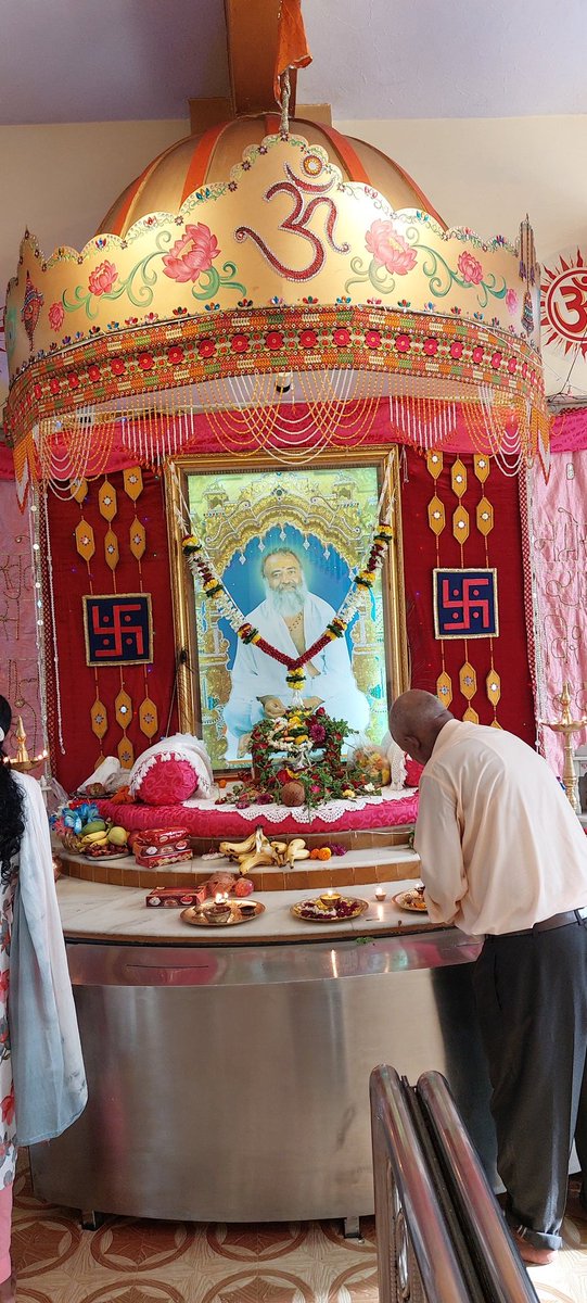 ashramgoregaon's tweet photo. Sant Shri Asharamji Bapu बताते है कि 
Gurupurnima के दिन अपने गुरुदेव जी का मानसिक  पूजन करने से शिष्य को भारी पुण्य की प्राप्ति होती है l गुरुपूर्णिमा पर 
Rishi Prasad Jayanti का प्रसाद देकर तो अनंत कृपा की है #Bapuji ने साधकों पर l

#GratitudeToGurudev
https://t.co/Wtl9KrqnYs https://t.co/hABmGi5GL8