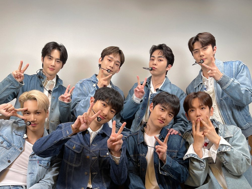 exochartstats's tweet photo. 'EXIST' becomes EXO's first album ever to surpass 600 THOUSAND pre-orders on Ktown4u! https://t.co/NEiWBPxNWN