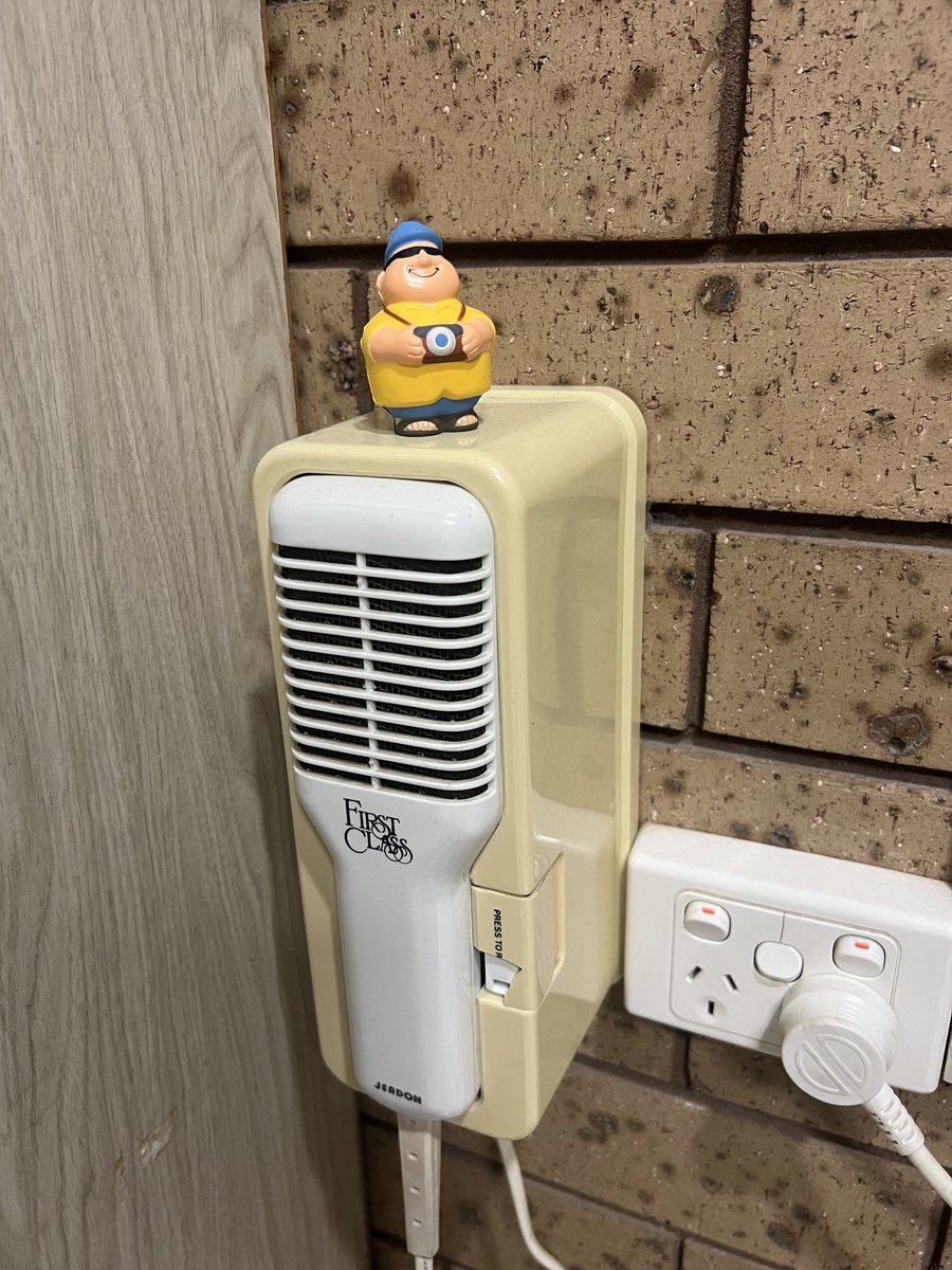 TapendiumMan's tweet photo. What's this contraption on the wall? It seems to blow hot air.  I guess I will never know! https://t.co/qyimw6XMdn