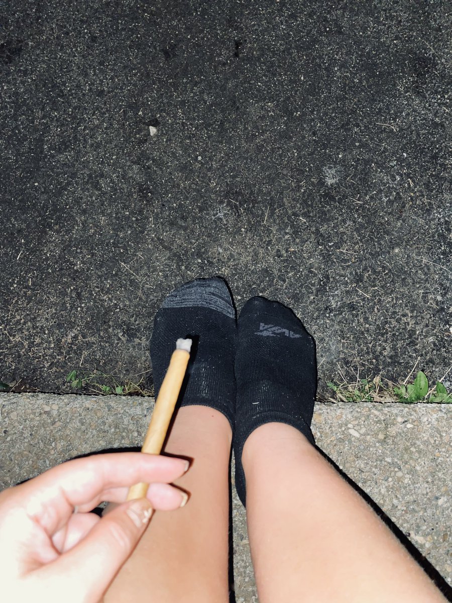 Trippy_afterdrk's tweet photo. Bedtime blunt🥰

Mix-matched socks of course because I never can match all my black socks😴 

#blunttime #WeedLife #stonerchick #smokekink #stonerbabe #feet #socks #petite #smallfeet #feetcontent https://t.co/HTbzZHL0UN